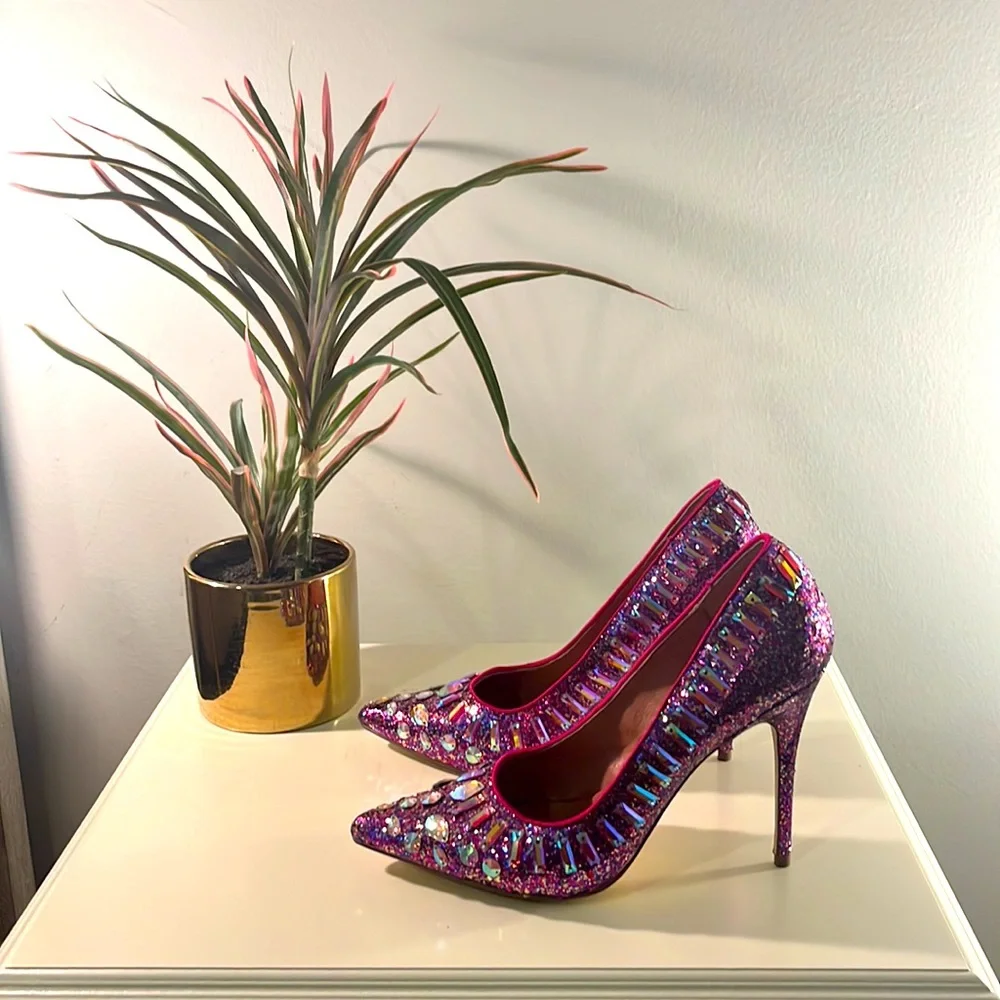 Steve Madden pump. This one is sure to turn heads! Stunning shoe! Size 10. - Picture 2 of 7